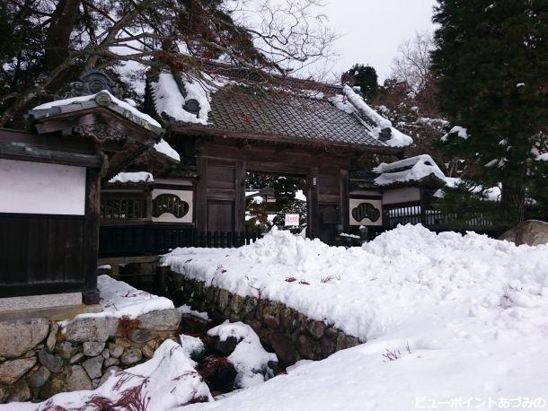 雪の山口家山門