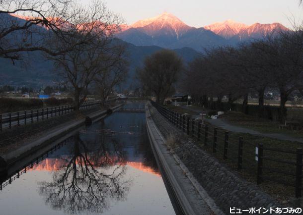 拾ケ堰に写る常念岳