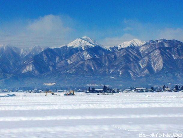 大糸線から望む常念岳