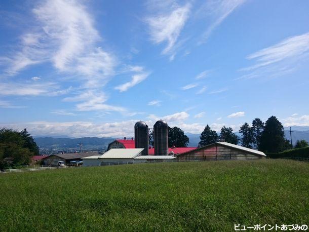 赤い屋根の牧場と秋空