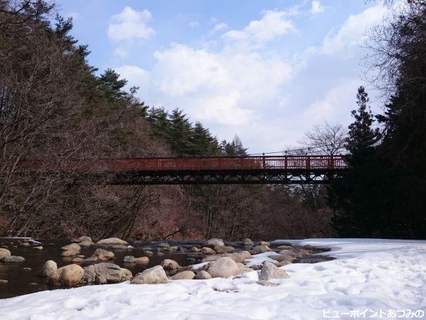 雪のつり橋