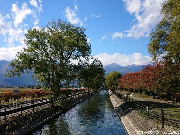 秋の拾ヶ堰と常念岳