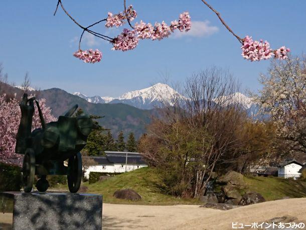 桜と土蔵と常念岳