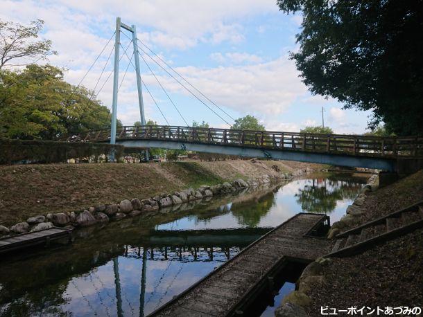 湧水と吊り橋