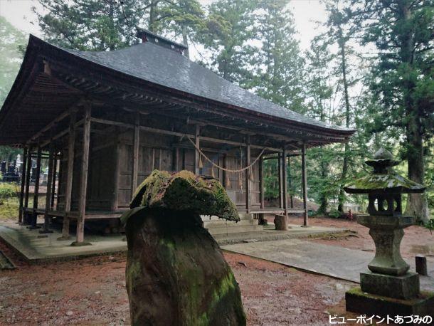 雨に濡れる松尾寺