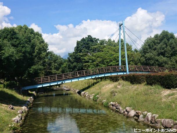 吊り橋と湧水路