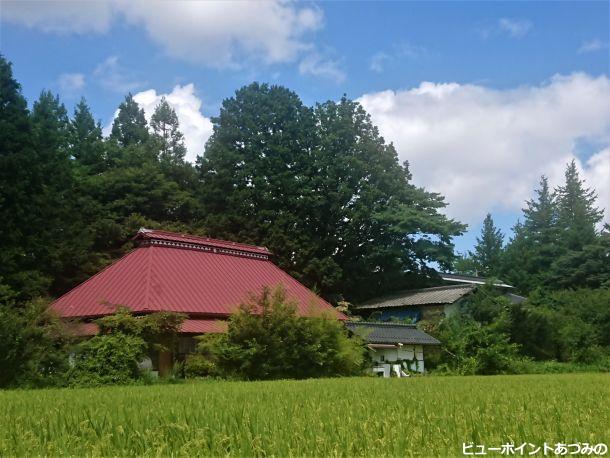 紅屋根の茅葺民家