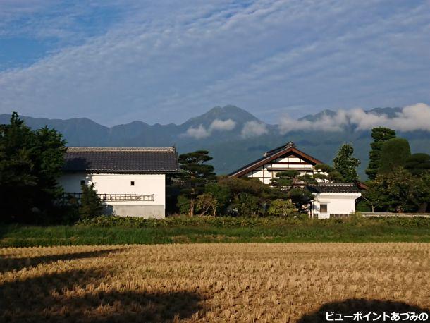 土蔵と屋敷林と常念岳