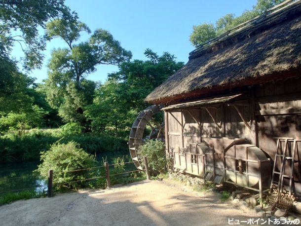 茅葺の水車小屋