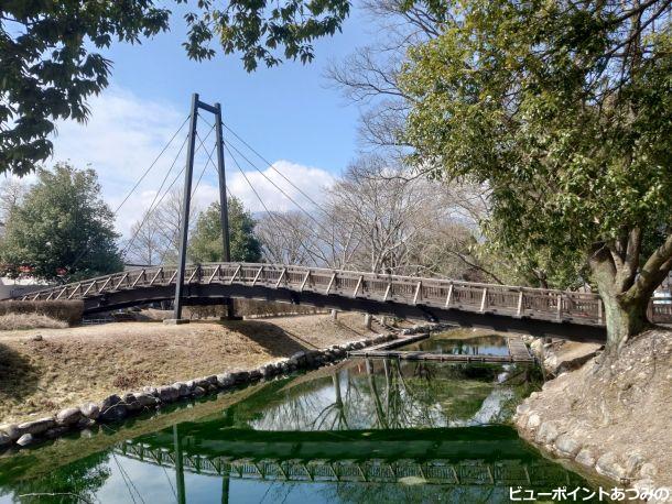 湧水と吊り橋