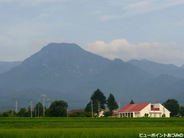 赤い学舎と信濃富士