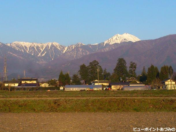 常念岳と屋敷林