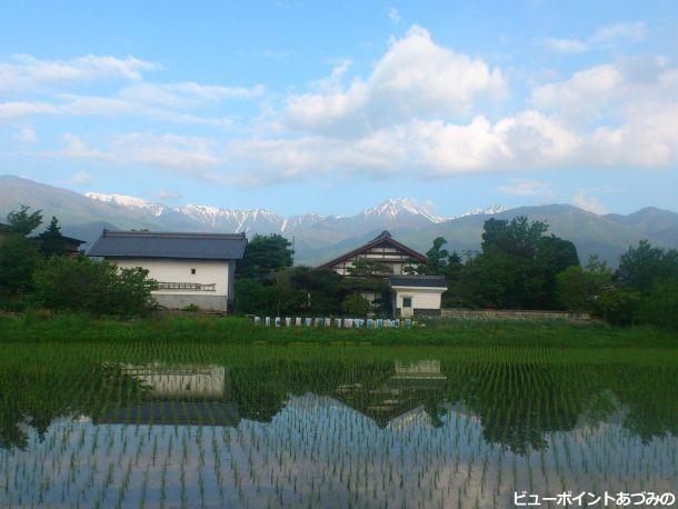 民家と土蔵と常念岳