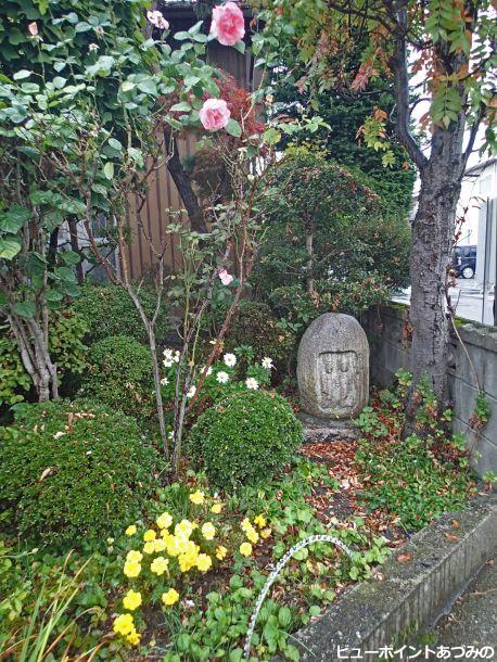 街中にたたずむ道祖神