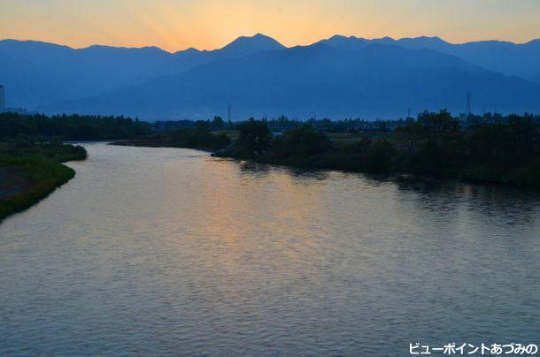 夕暮れの犀川