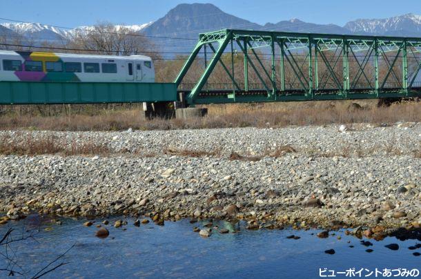 穂高川を渡る