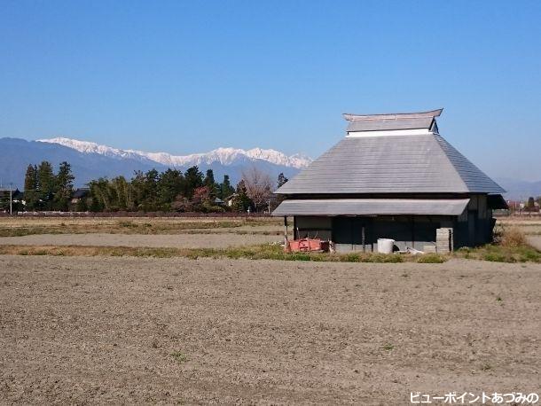 古民家と北アルプス