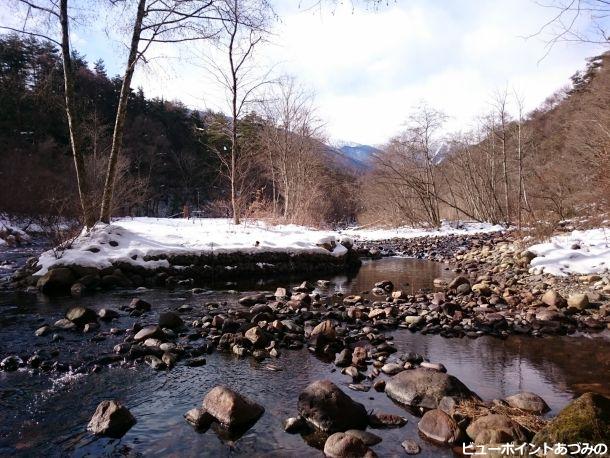 雪の烏川渓谷