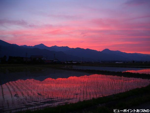 夕焼けに染まる水鏡