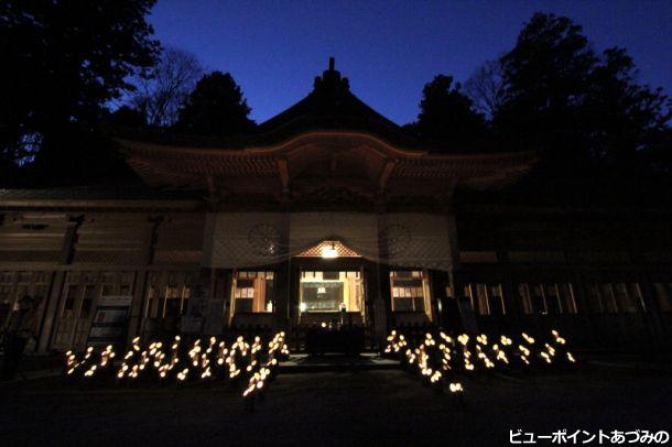 神灯火－夕暮の拝殿