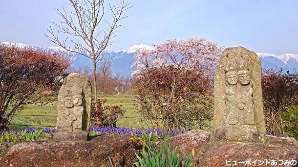 水色の時道祖神と桜