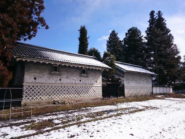 雪化粧した土蔵