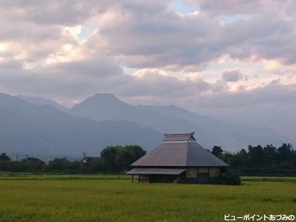 茅葺民家と信濃富士