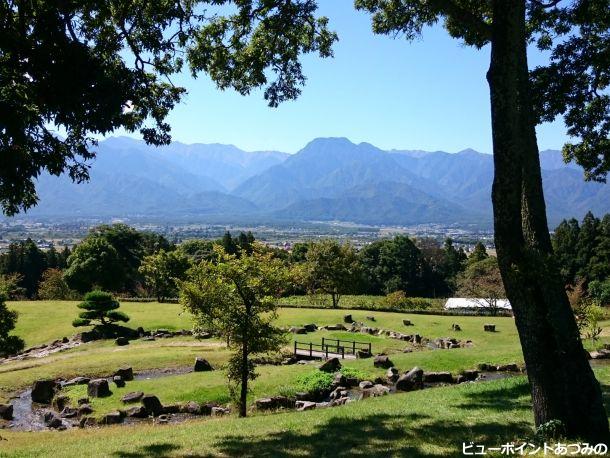 木立から望む有明山