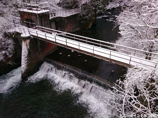 雪の烏川渓谷