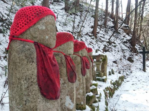 雪に佇む赤地蔵