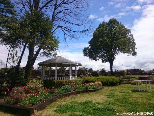 芝生の庭園と四阿