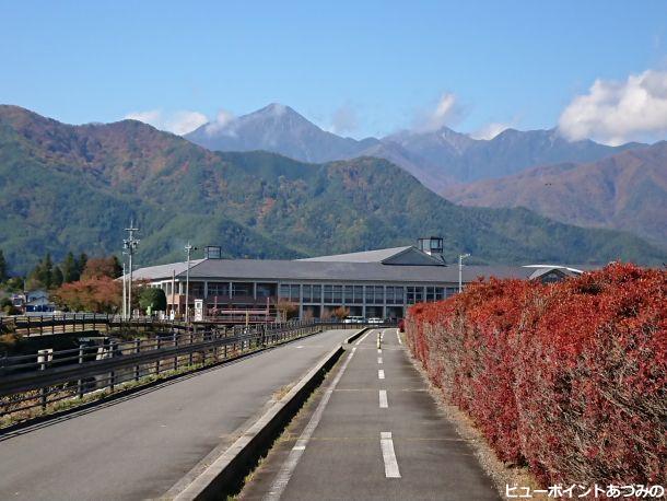 堀金小学校と常念岳