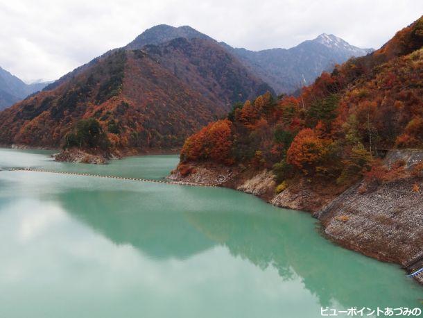 紅葉と青色ダム湖