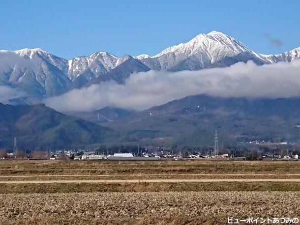 たなびく雲と常念岳