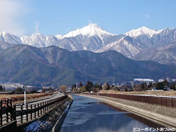 常念岳に向かう拾ヶ堰