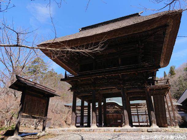 県宝の霊松寺山門