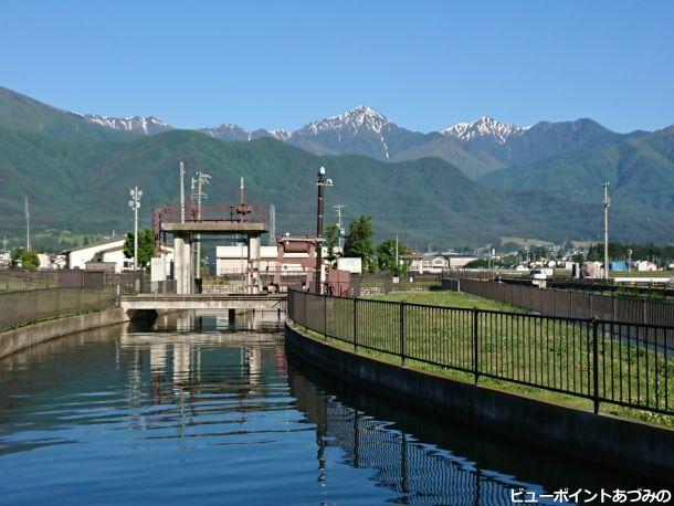 拾ヶ堰の水門と常念岳