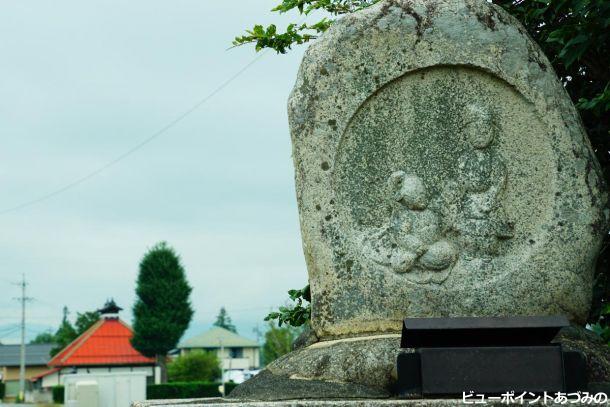 道祖神と古民家