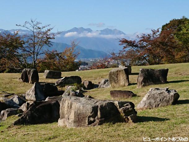 巨石と後立山連峰