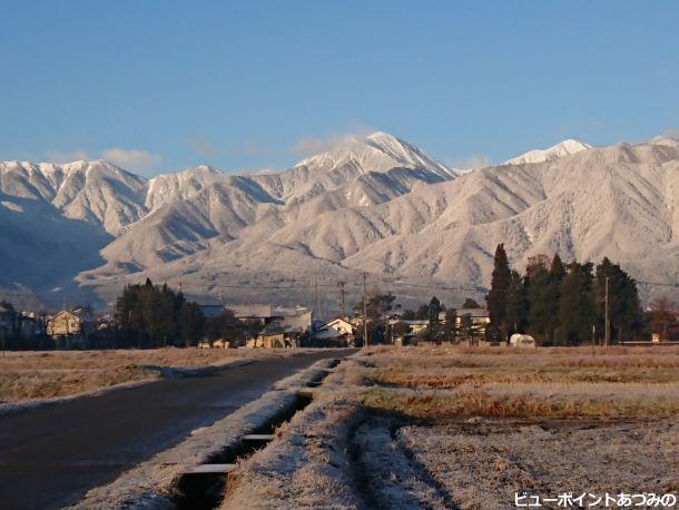 雪化粧した常念岳