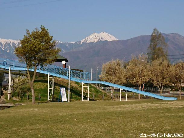 滑り台と常念岳