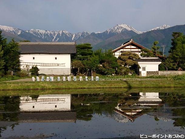 土蔵と民家と常念