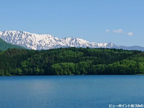 青木湖と小蓮華岳