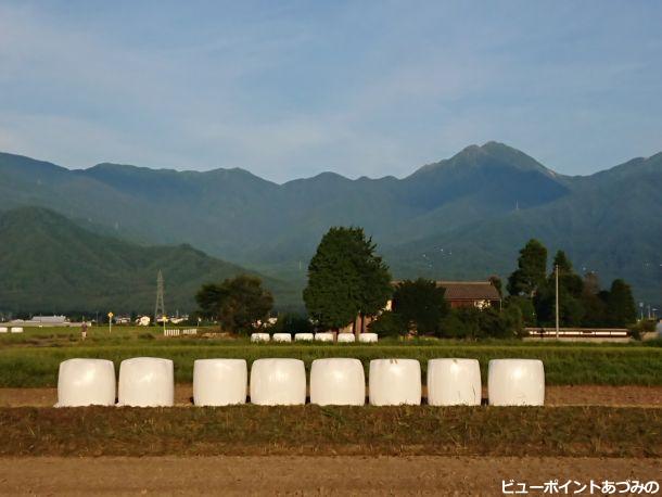 常念岳と藁ロール