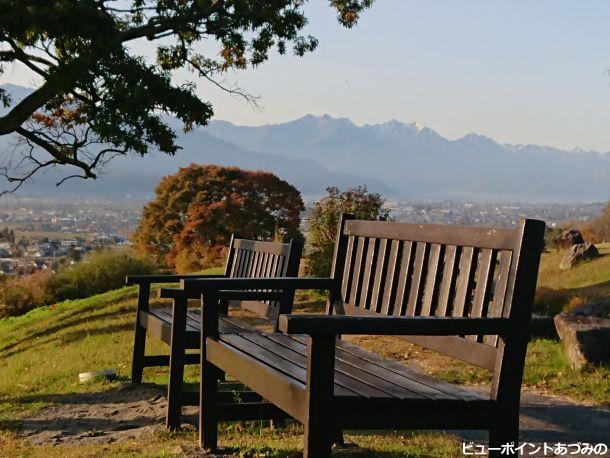 ベンチと後立山連峰