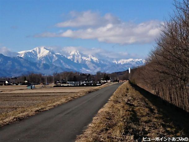 土手と後立山連峰