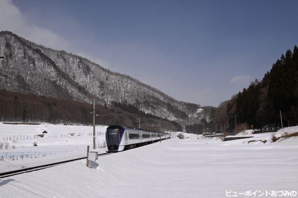 雪原を走る特急あずさ