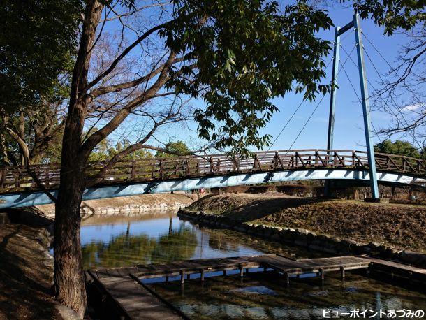 湧水と吊り橋