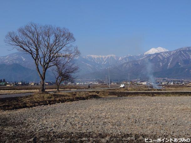 野焼きと常念岳