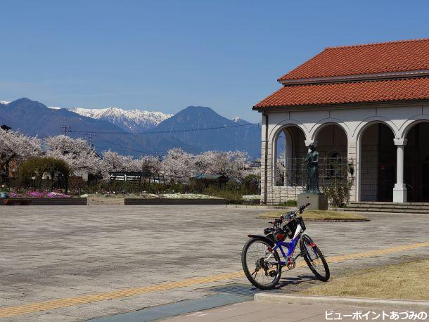 有明山と桜と美術館
